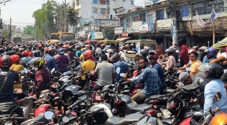 সাতক্ষীরায় তেলের হাহাকার: পাম্পে লম্বা লাইন, খোলা বাজারে চড়া দাম